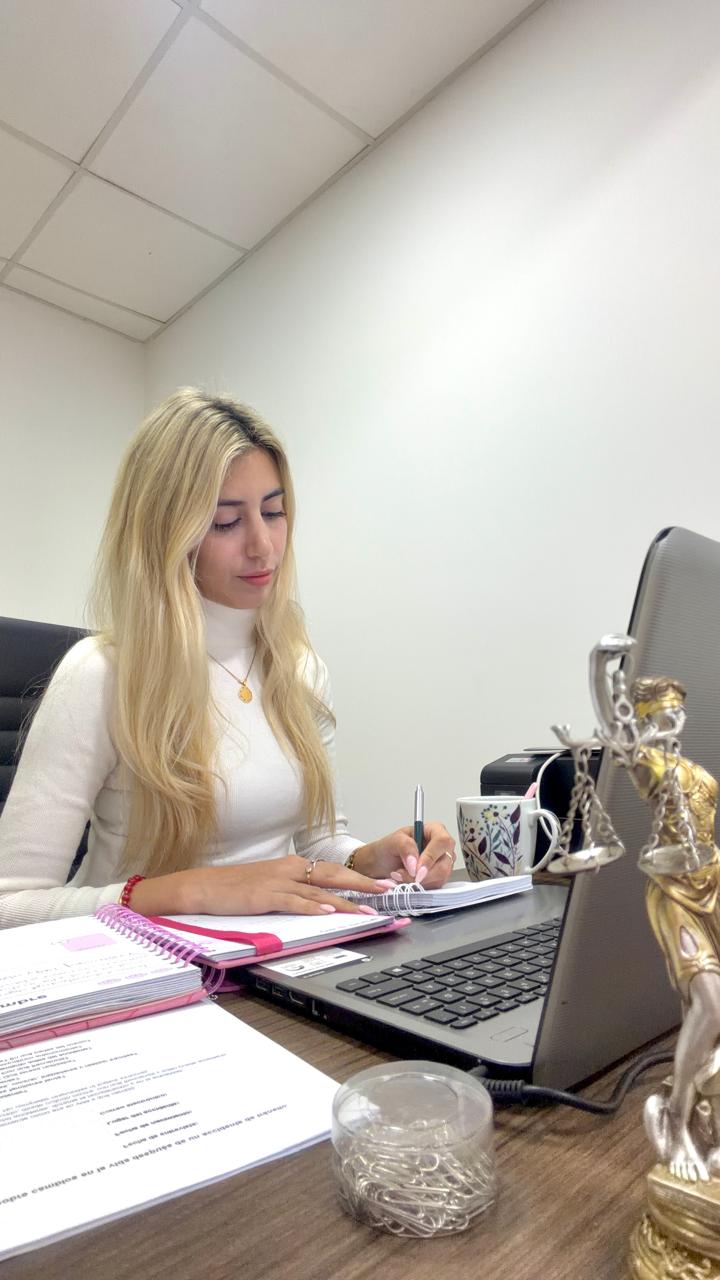 Celeste Belén Troche trabajando en su estudio jurídico.